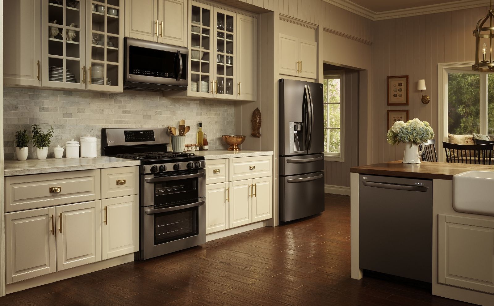 What Paint Colors & Countertops Go With Black Appliances